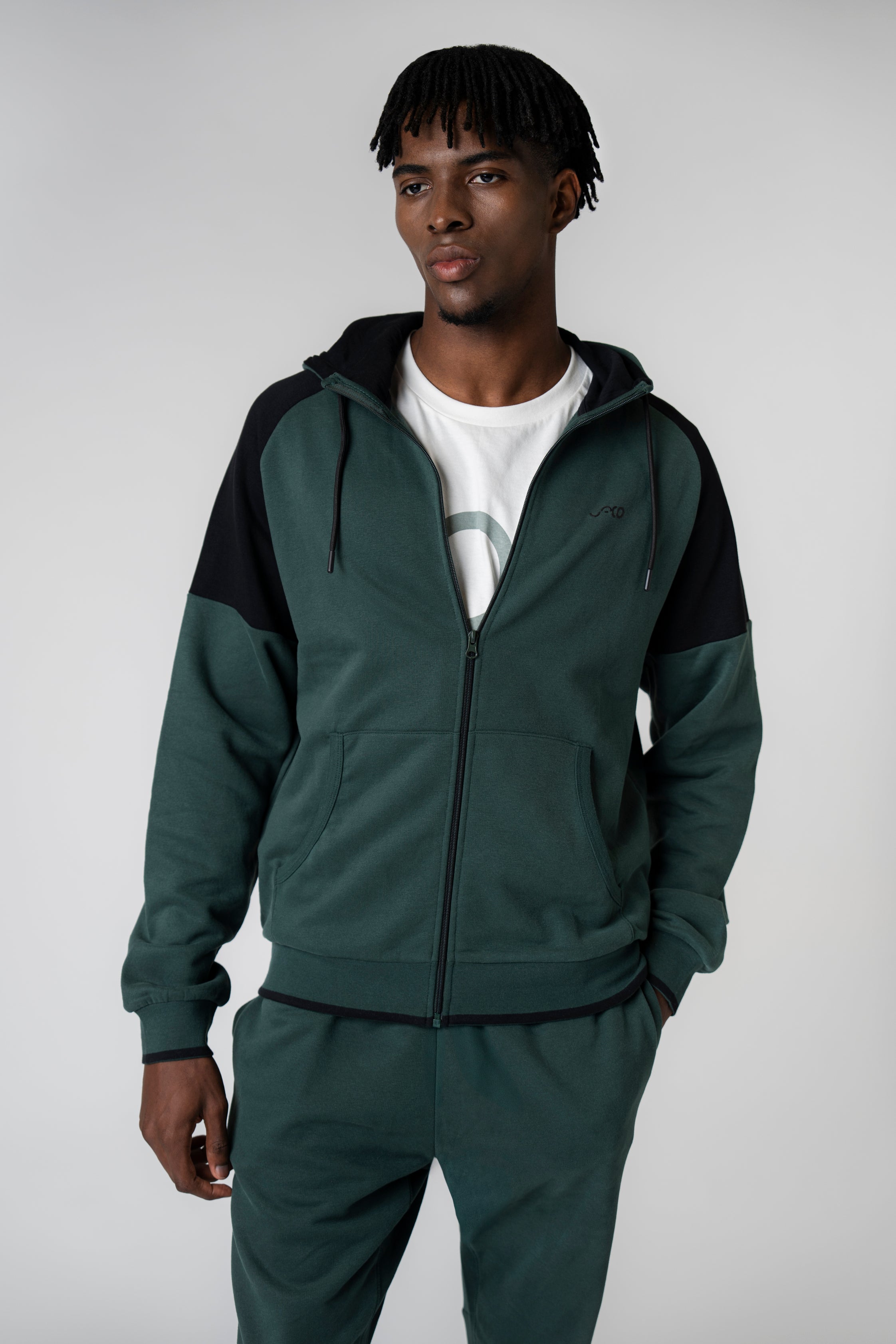 Collection of Sudadera standard con capucha y cremallera kaki in a gallery layout